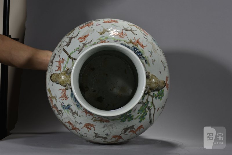 清同治 粉彩百鹿献瑞纹鹿头尊一对 - 图7